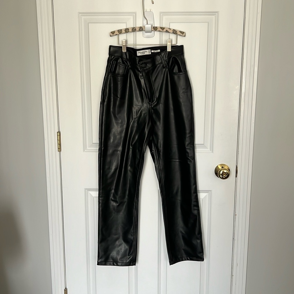 Abercrombie vegan leather 90’s straight ultra high rise criss cross